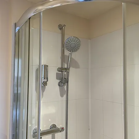 Diamonds Near Hospital 4* York