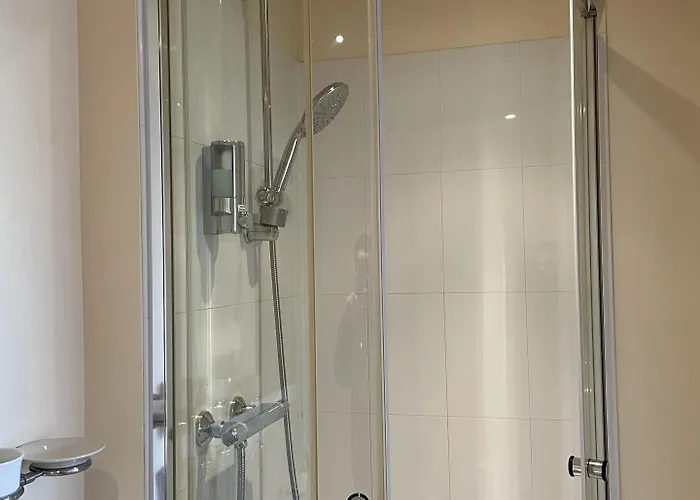 Diamonds Near Hospital 4* York