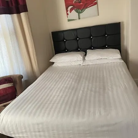 Diamonds Near Hospital بيت ضيافة