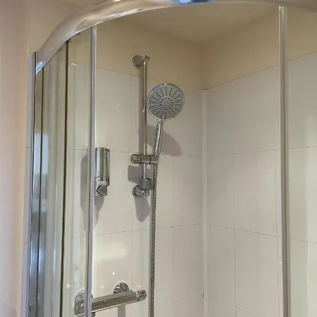 بيت ضيافة Diamonds Near Hospital يورك